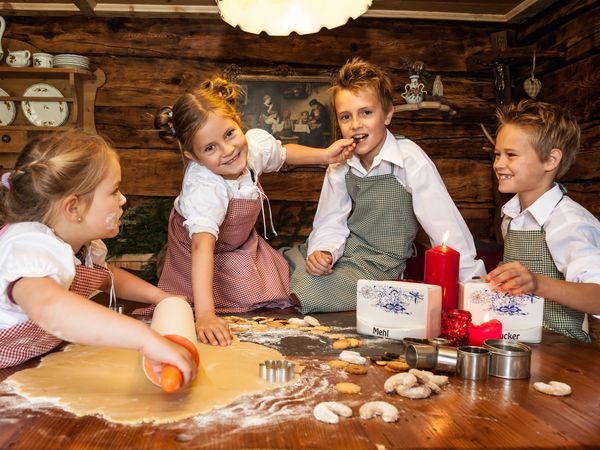 3 Tage Adventzauber für Familien im Chesa Monte ****S in Fiss, Tirol inkl. Halbpension Plus Weihnachtsreise 2024 online kaufen