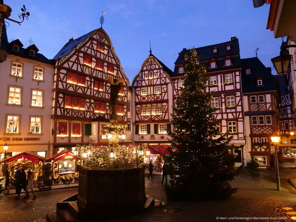 Winterauszeit in Bernkastel-Kues: Romantische Adventstage & Lichterglanz I 5 Tage, Rheinland-Pfalz inkl. Halbpension Weihnachtsreise 2024 online kaufen Winterauszeit in Bernkastel-Kues: Romantische Adventstage & Lichterglanz I 5 Tage, Rheinland-Pfalz inkl. Halbpension Weihnachtsreise 2024 online kaufen